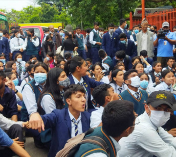 यौन दुर्व्यवहारपीडित युवतीका सहपाठी भन्छन्- बाेल्न खाेज्दा जनार्दन सरले कलेजबाट निकाल्दिने धम्की दिए